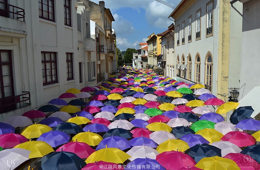 Hundreds of Umbrellas Once Again Float Above The Streets in Portugal  雨伞是用来搞艺术滴不是来革命滴