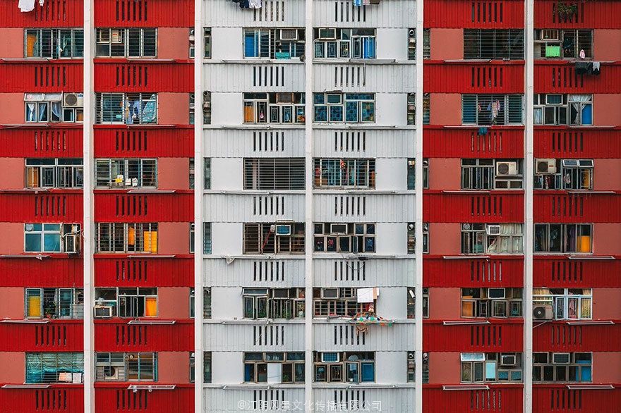 Looking Up In Hong Kong: The Overwhelming Symmetry Of This Metropolis’ Highrises  对称的香港高楼摄影